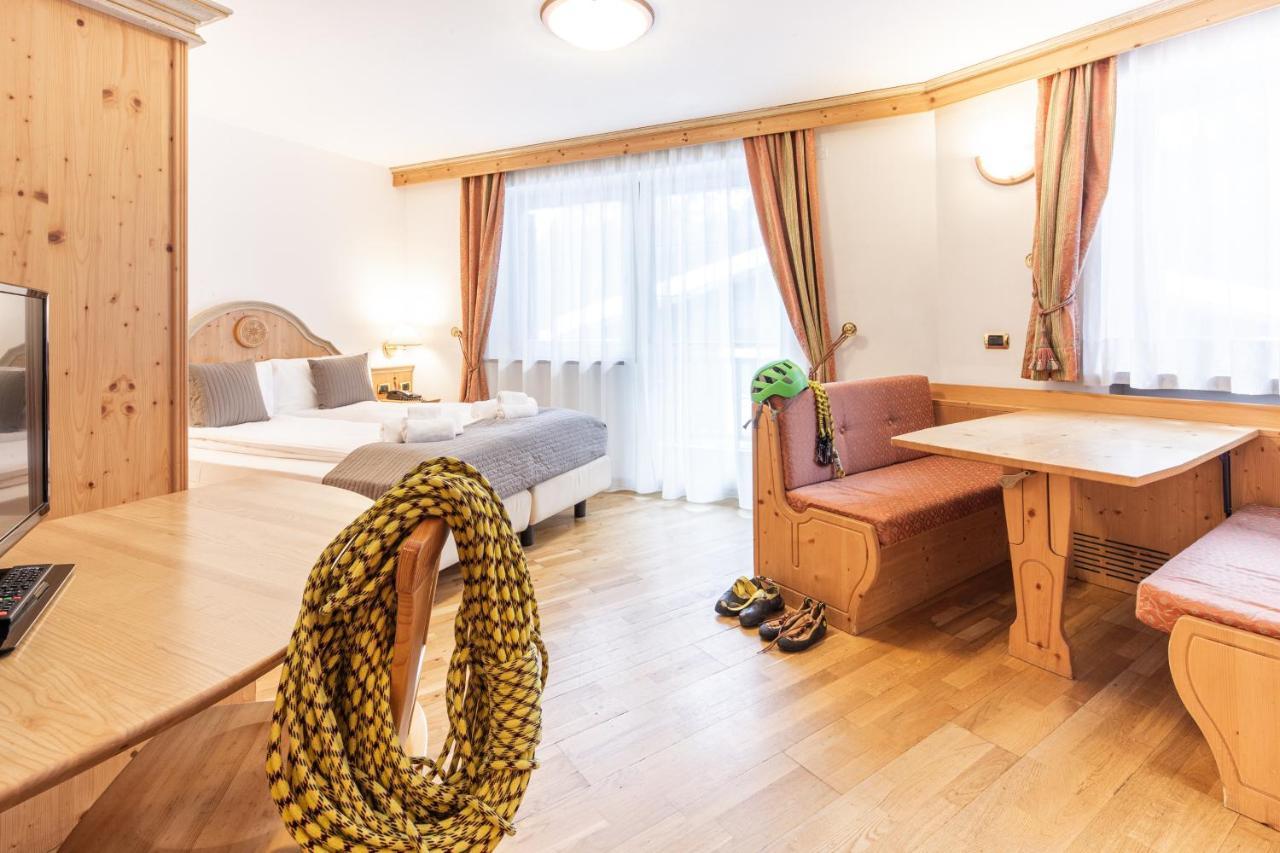 Hotel Soreghes Gran Chalet 캄피텔로디파사 외부 사진