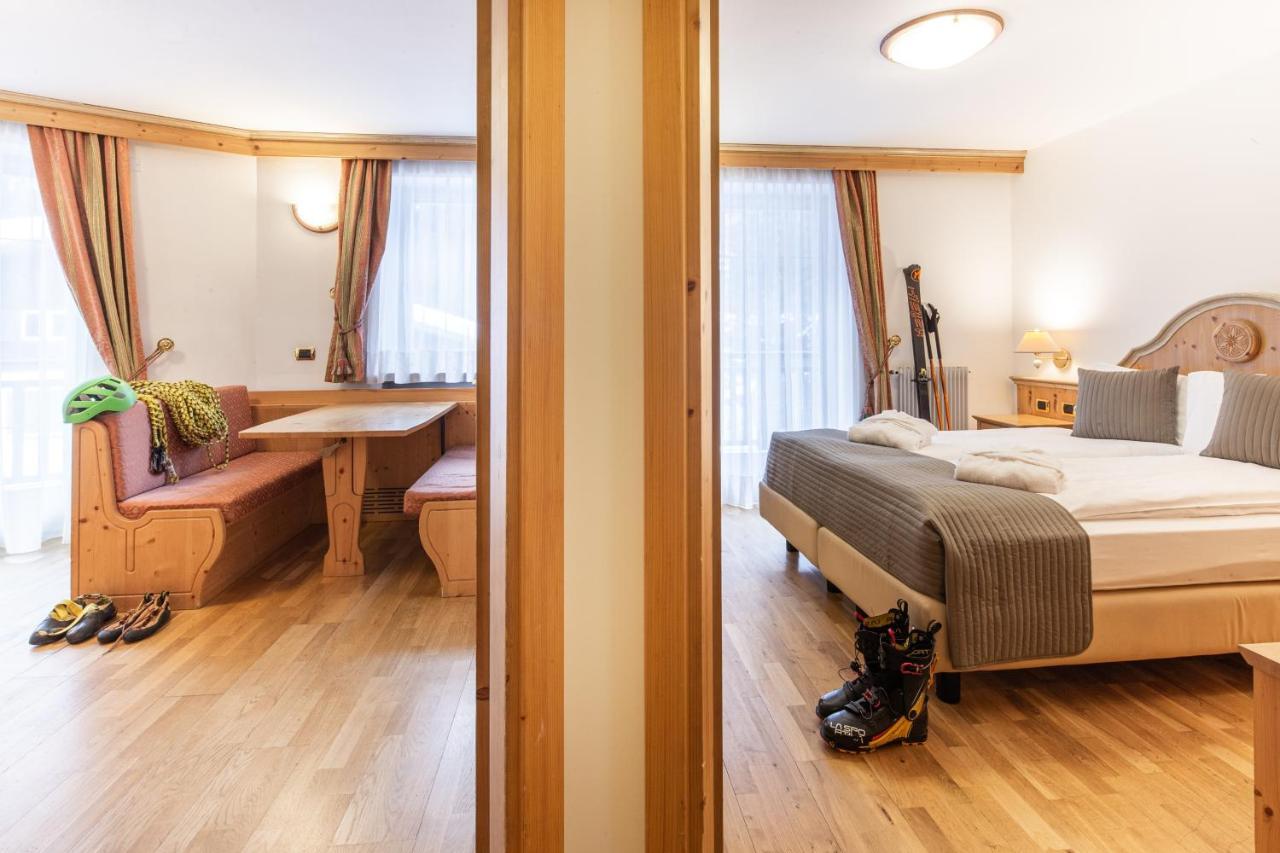 Hotel Soreghes Gran Chalet 캄피텔로디파사 외부 사진
