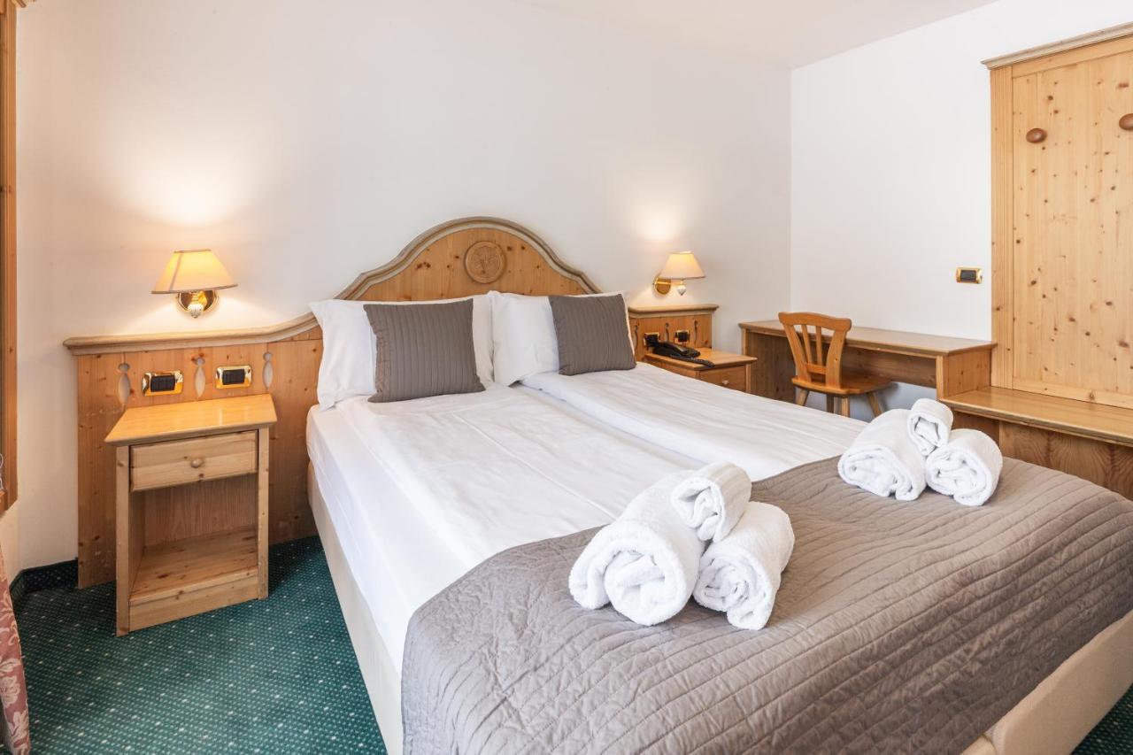 Hotel Soreghes Gran Chalet 캄피텔로디파사 외부 사진