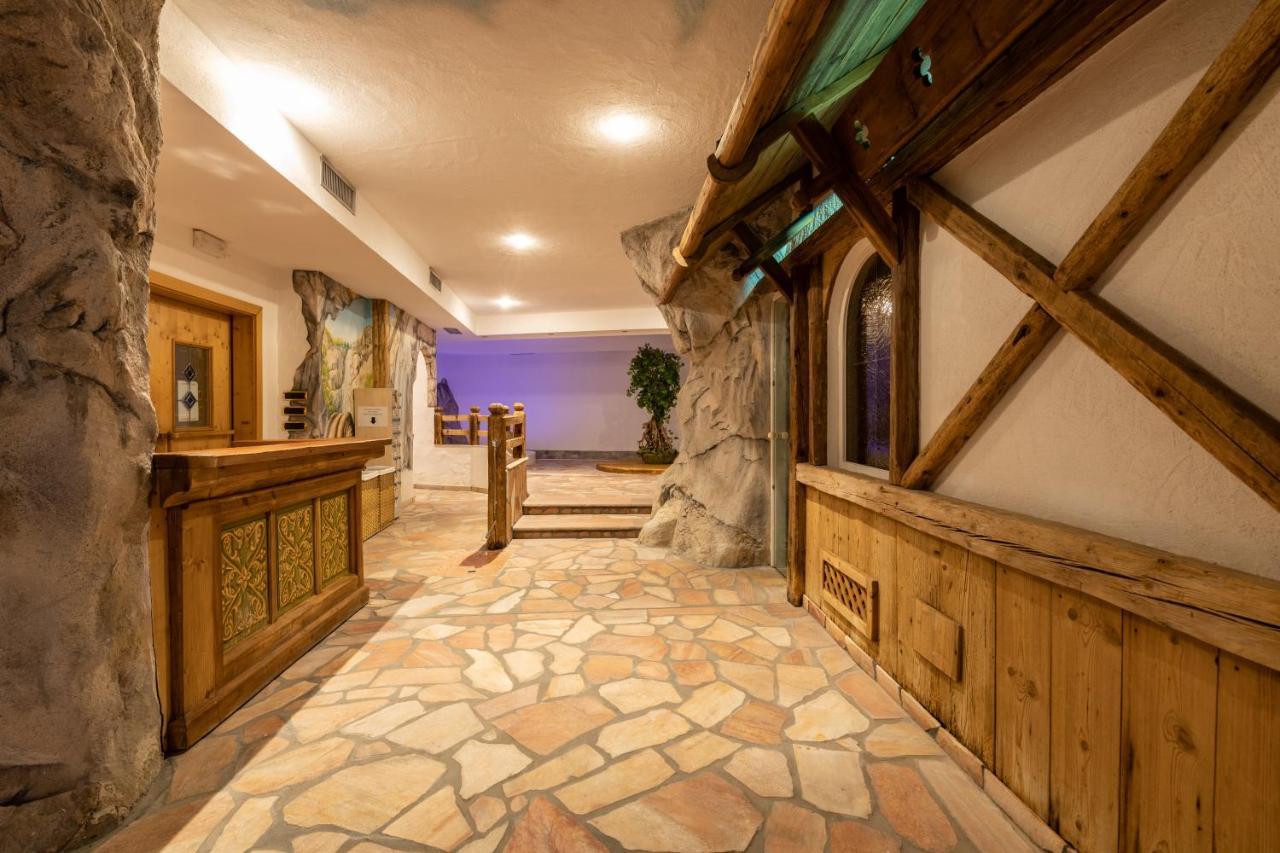 Hotel Soreghes Gran Chalet 캄피텔로디파사 외부 사진
