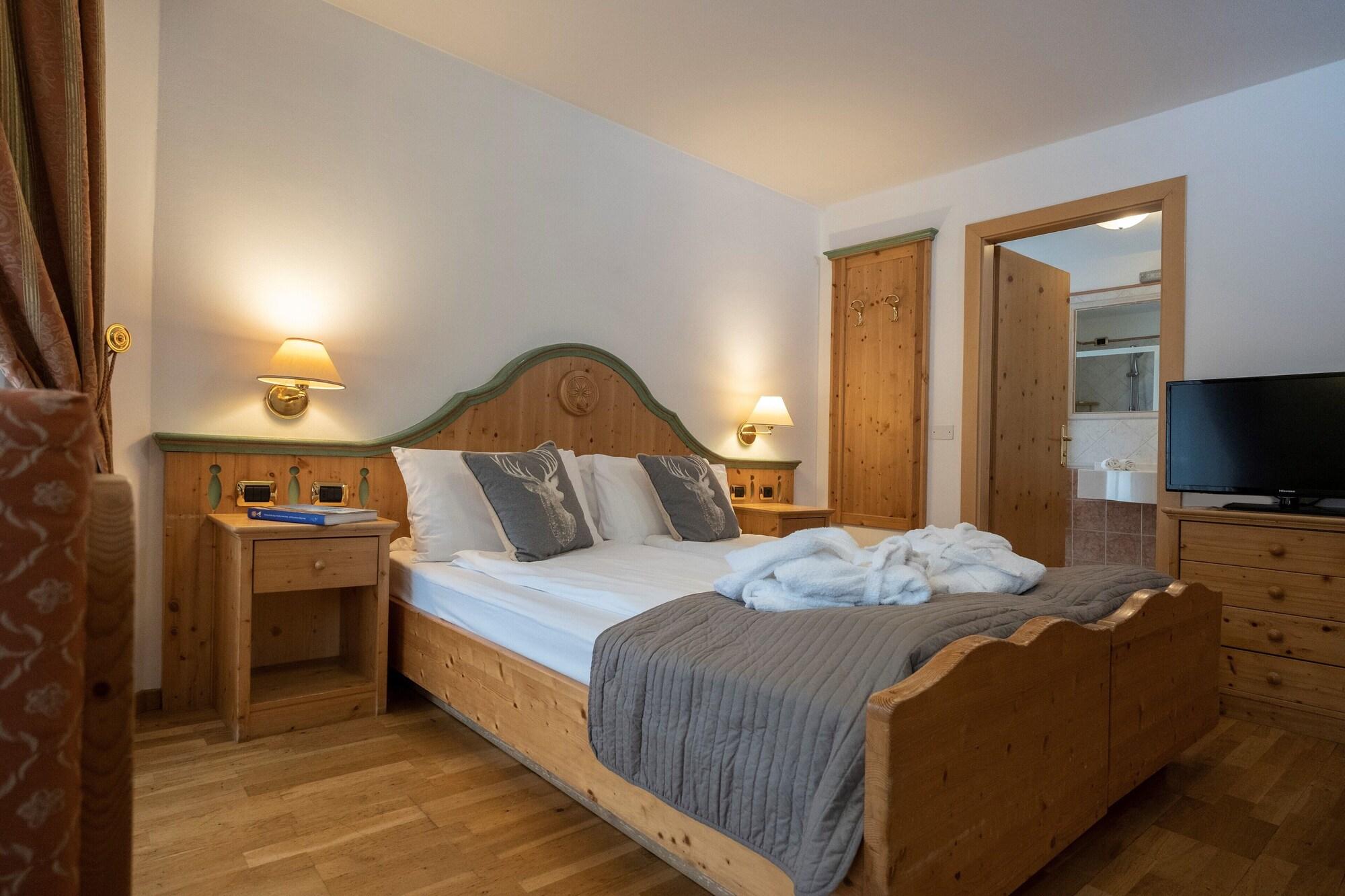 Hotel Soreghes Gran Chalet 캄피텔로디파사 외부 사진