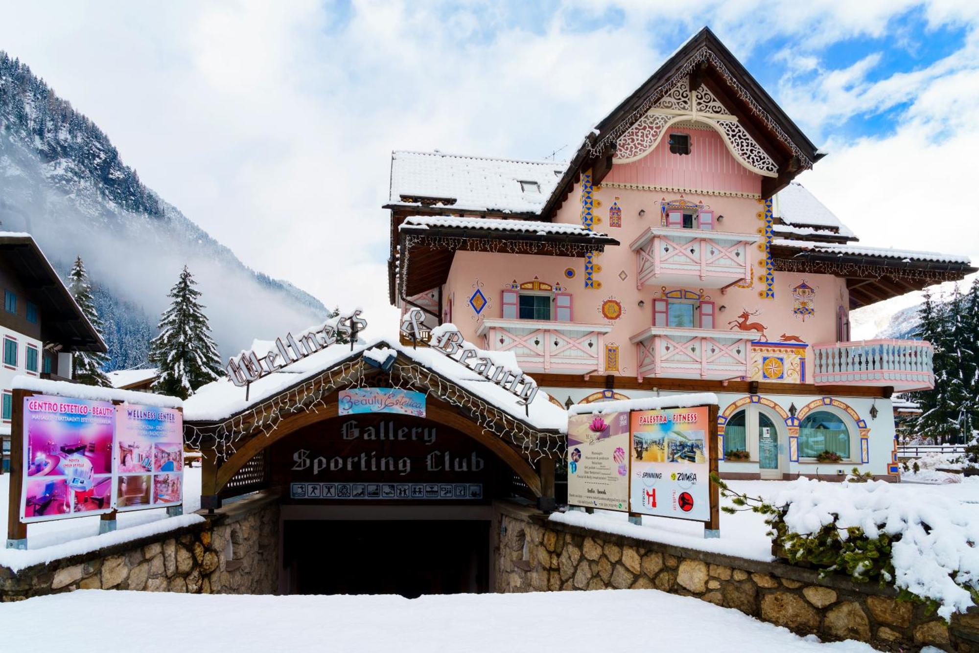 Hotel Soreghes Gran Chalet 캄피텔로디파사 외부 사진