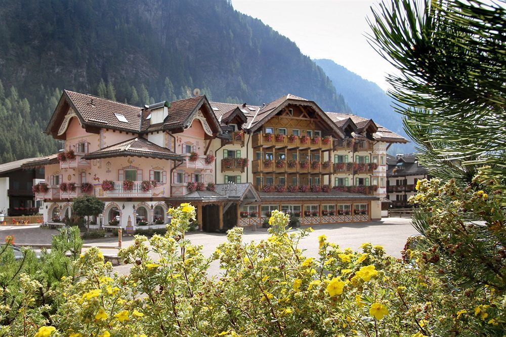 Hotel Soreghes Gran Chalet 캄피텔로디파사 외부 사진