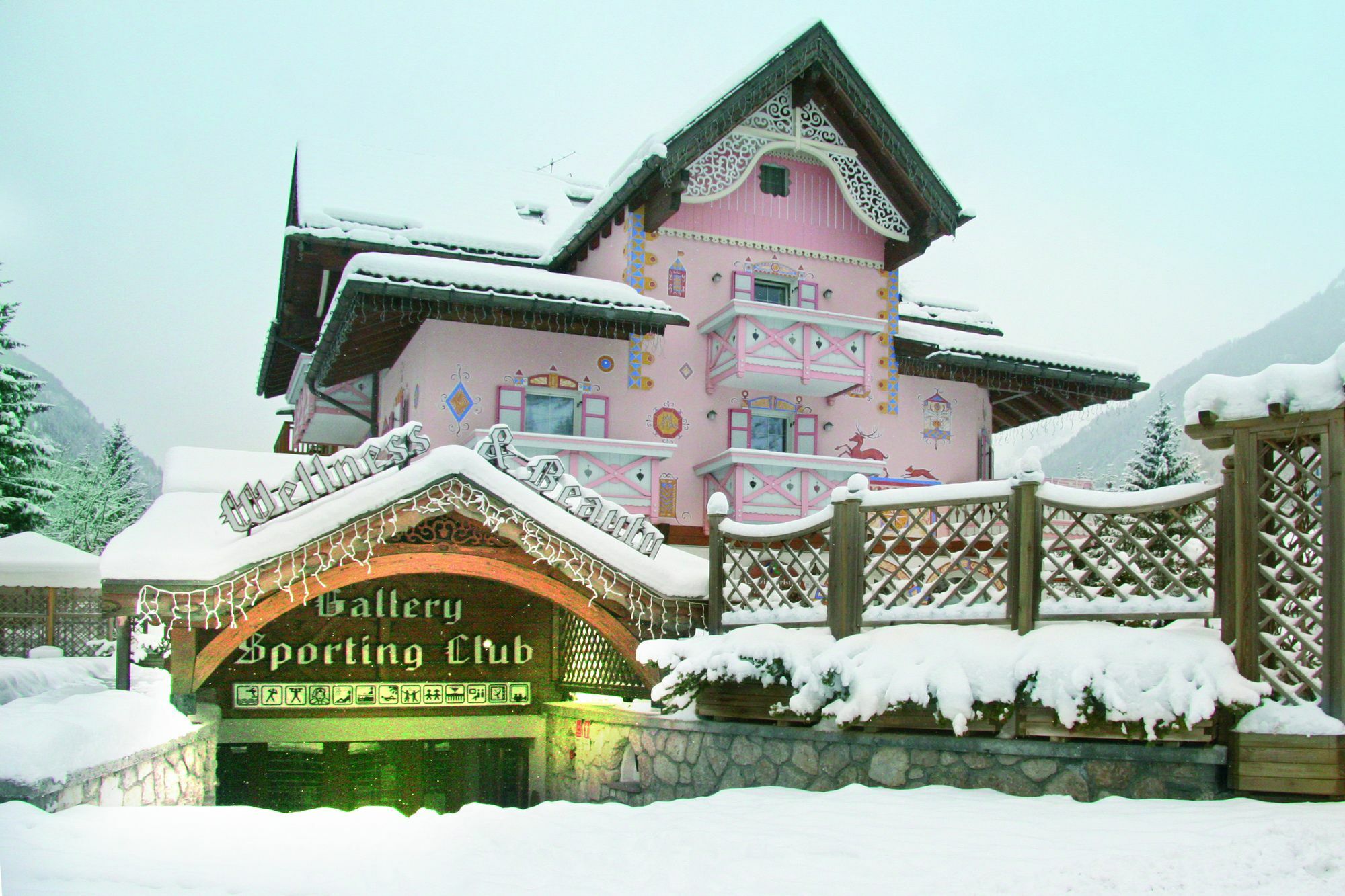 Hotel Soreghes Gran Chalet 캄피텔로디파사 외부 사진
